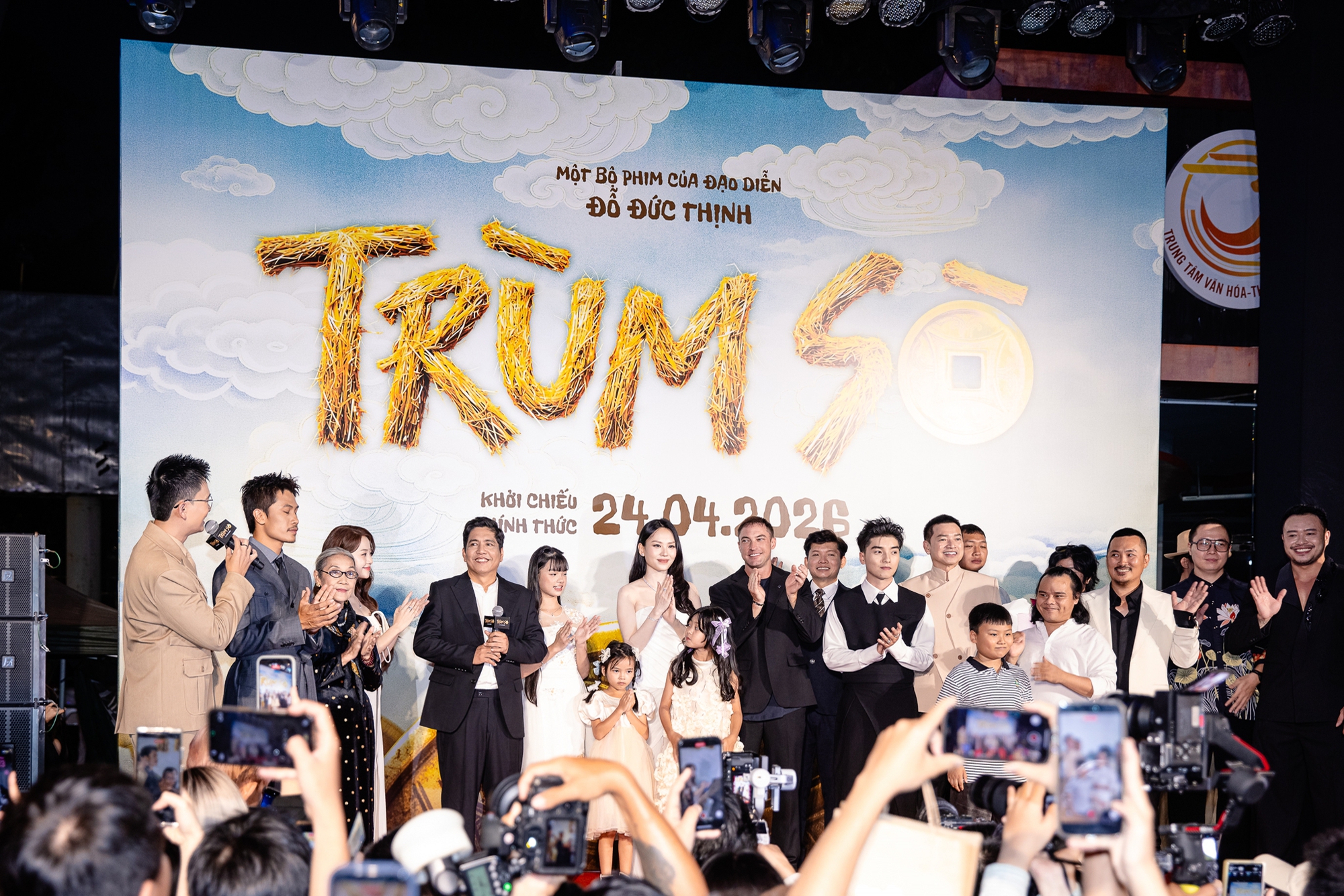 Thảm đỏ HOT nhất h&ocirc;m nay: Tam Triều D&acirc;ng - Mie đẹp lấn &aacute;t cả Hoa hậu, tiểu thư 7000 tỷ xinh sang đỉnh n&oacute;c- Ảnh 1.