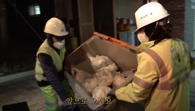 Kh&oacute; tin nữ diễn vi&ecirc;n l&agrave;m gi&uacute;p việc cho nh&agrave; đồng nghiệp, tối đến l&agrave;m c&ocirc;ng nh&acirc;n vệ sinh m&ocirc;i trường - Ảnh 3.