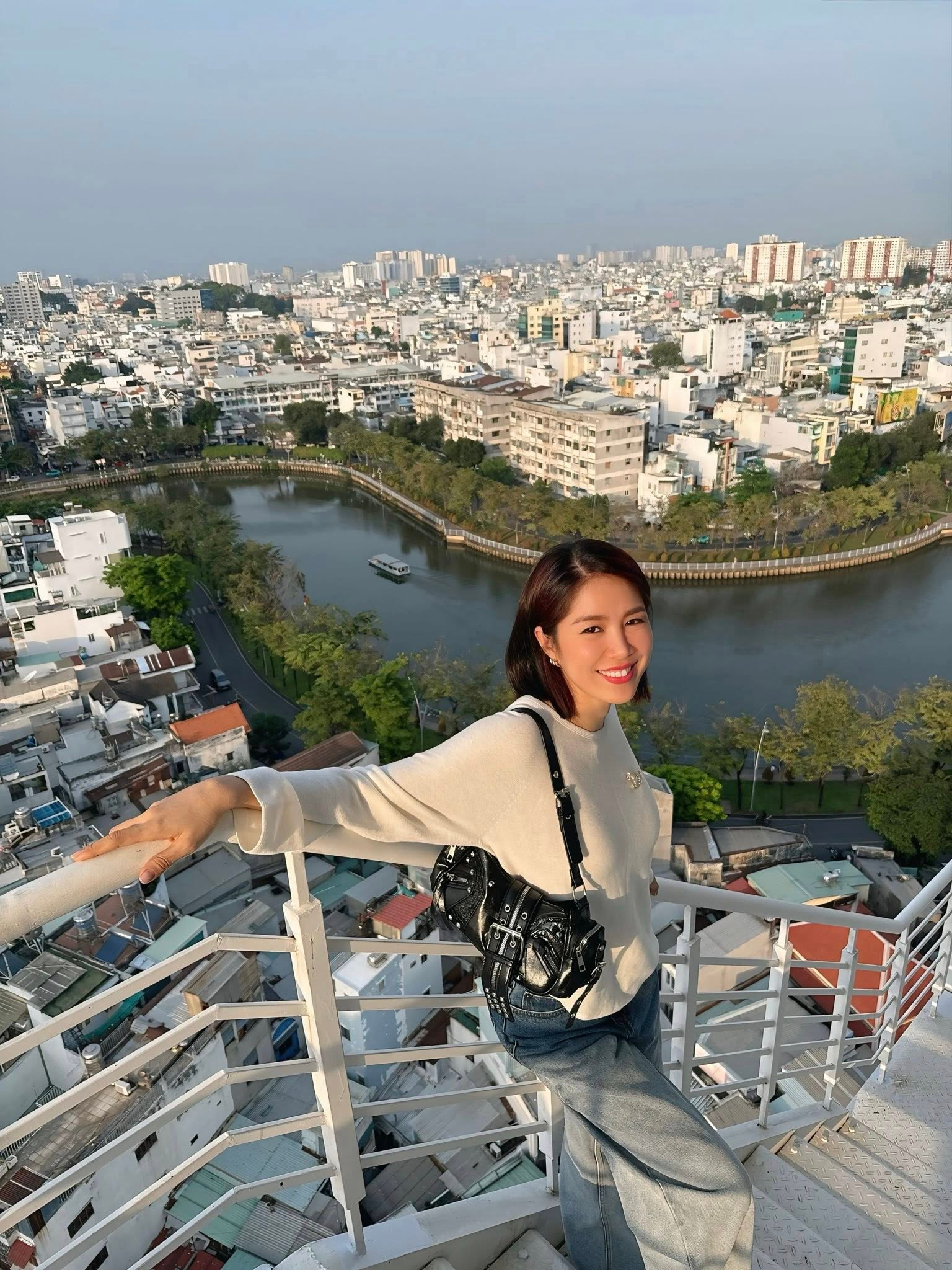 Ch&iacute;nh thất trong "B&oacute;ng ma hạnh ph&uacute;c": Ngo&agrave;i đời "l&atilde;o h&oacute;a ngược", tuổi 40 vẫn sang chảnh, c&aacute; t&iacute;nh kh&oacute; rời mắt- Ảnh 16.