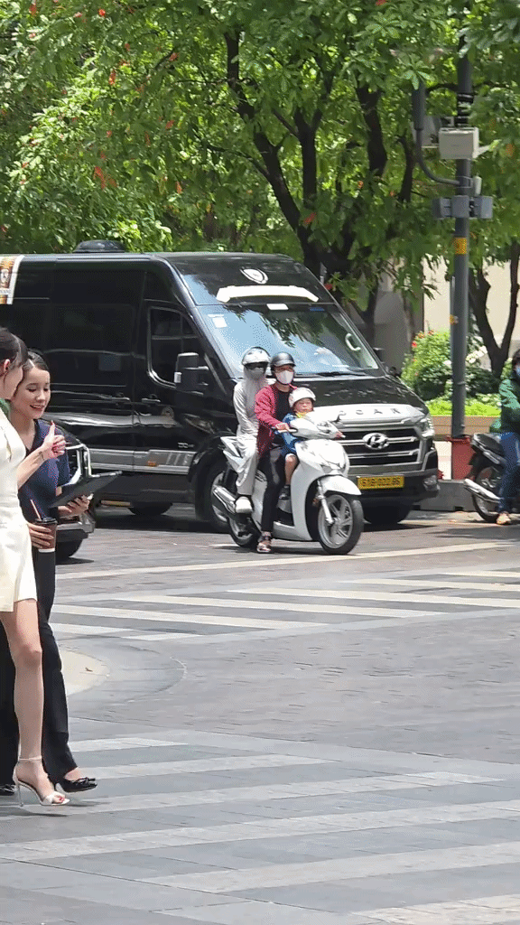 Mỹ nữ băng qua đường khiến cả con phố bừng s&aacute;ng: Từ thần th&aacute;i đến style đều cuốn d&atilde; man- Ảnh 1.