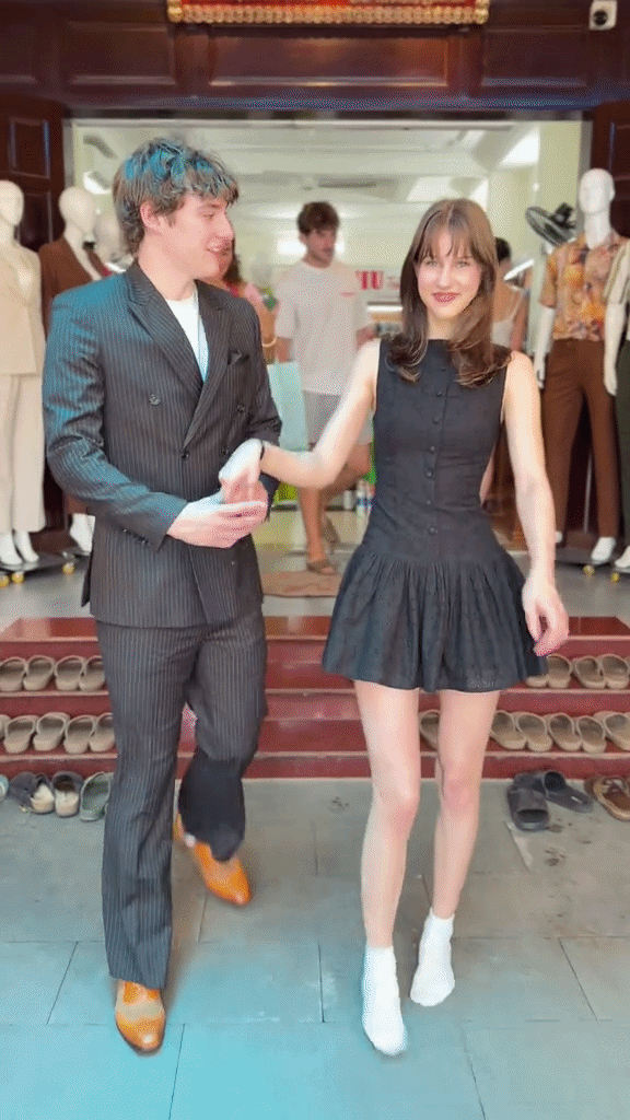 &ldquo;Ph&aacute;p sư may đồ&rdquo; chinh phục kh&aacute;ch T&acirc;y, biến Hội An th&agrave;nh Milan Fashion Week- Ảnh 6.