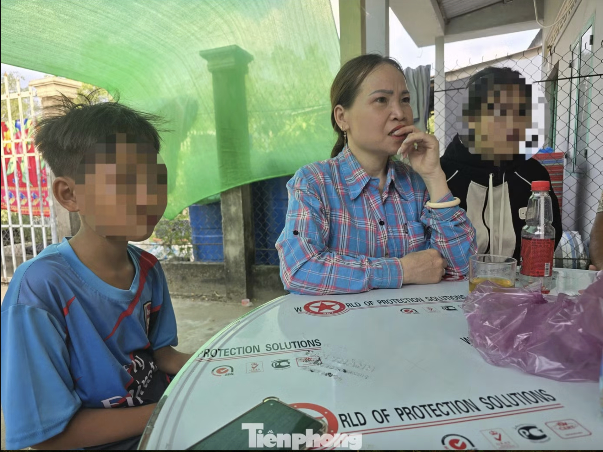 Vụ b&eacute; trai đ&aacute; b&oacute;ng g&acirc;y tai nạn: Con g&aacute;i nạn nh&acirc;n mới mất hai th&aacute;ng trước, gia đ&igrave;nh c&ocirc;i c&uacute;t c&ograve;n lại vợ v&agrave; 2 con nhỏ- Ảnh 1.