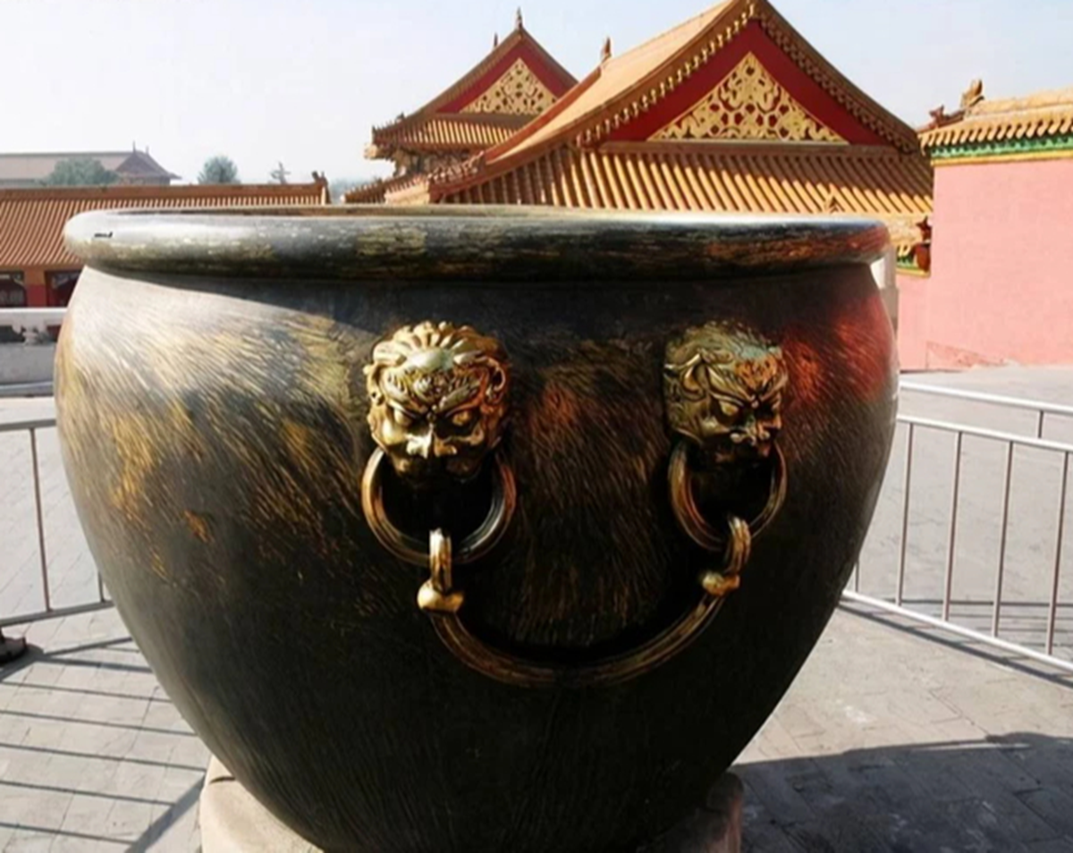 B&iacute; ẩn g&acirc;y sốc: H&agrave;ng trăm chum nước "khổng lồ" ở Tử Cấm Th&agrave;nh kh&ocirc;ng bao giờ đ&oacute;ng băng, v&igrave; sao?- Ảnh 1.