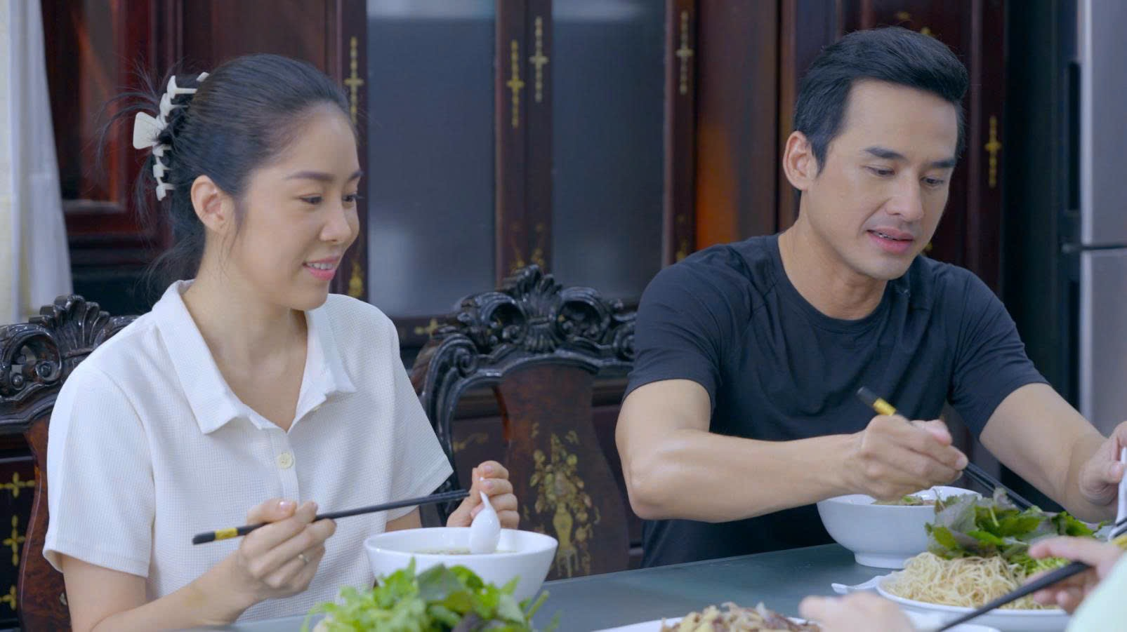 Ch&iacute;nh thất trong "B&oacute;ng ma hạnh ph&uacute;c": Ngo&agrave;i đời "l&atilde;o h&oacute;a ngược", tuổi 40 vẫn sang chảnh, c&aacute; t&iacute;nh kh&oacute; rời mắt- Ảnh 3.