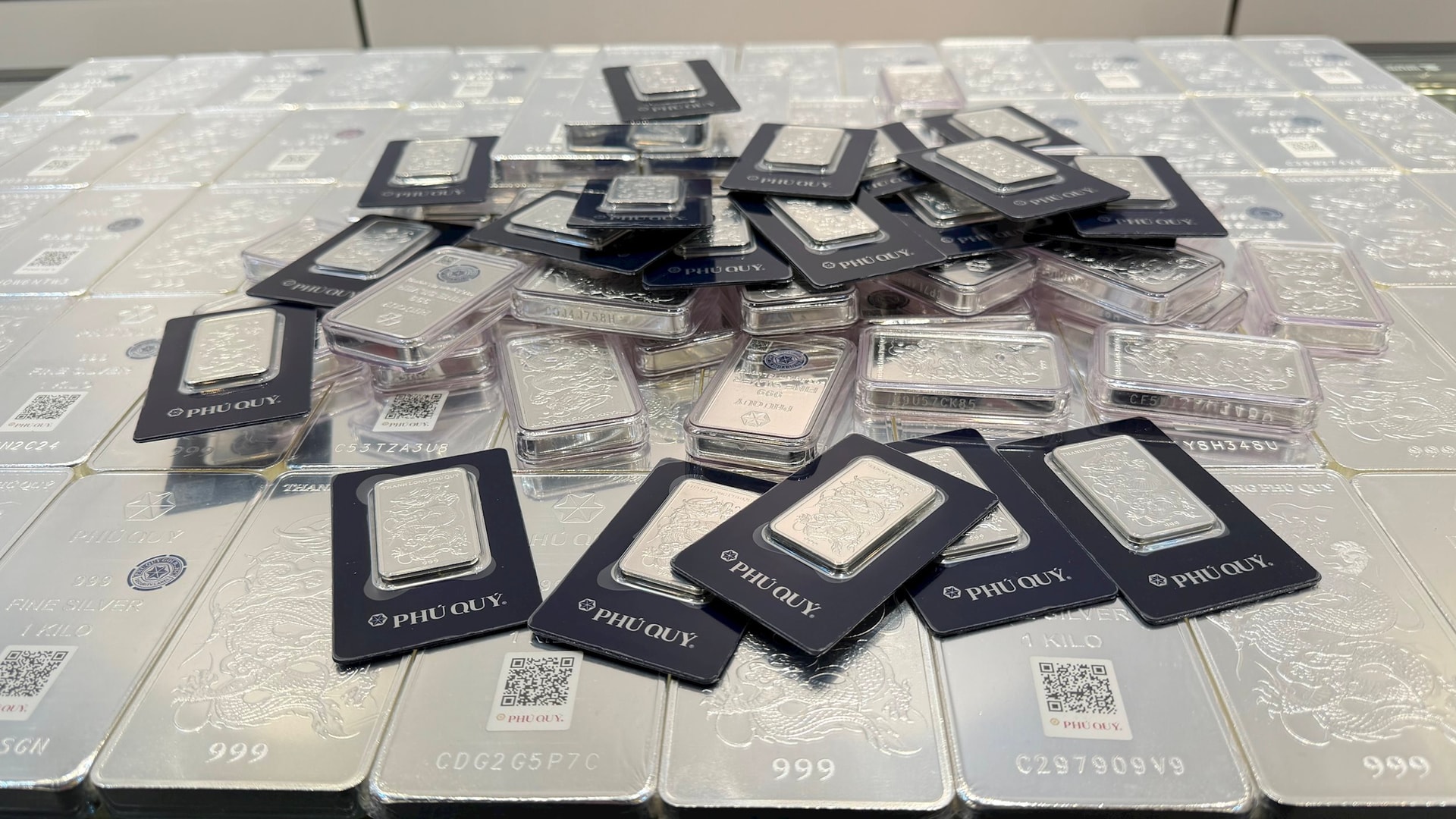 Gi&aacute; bạc lại mất mốc 80 triệu đồng/kg- Ảnh 1.