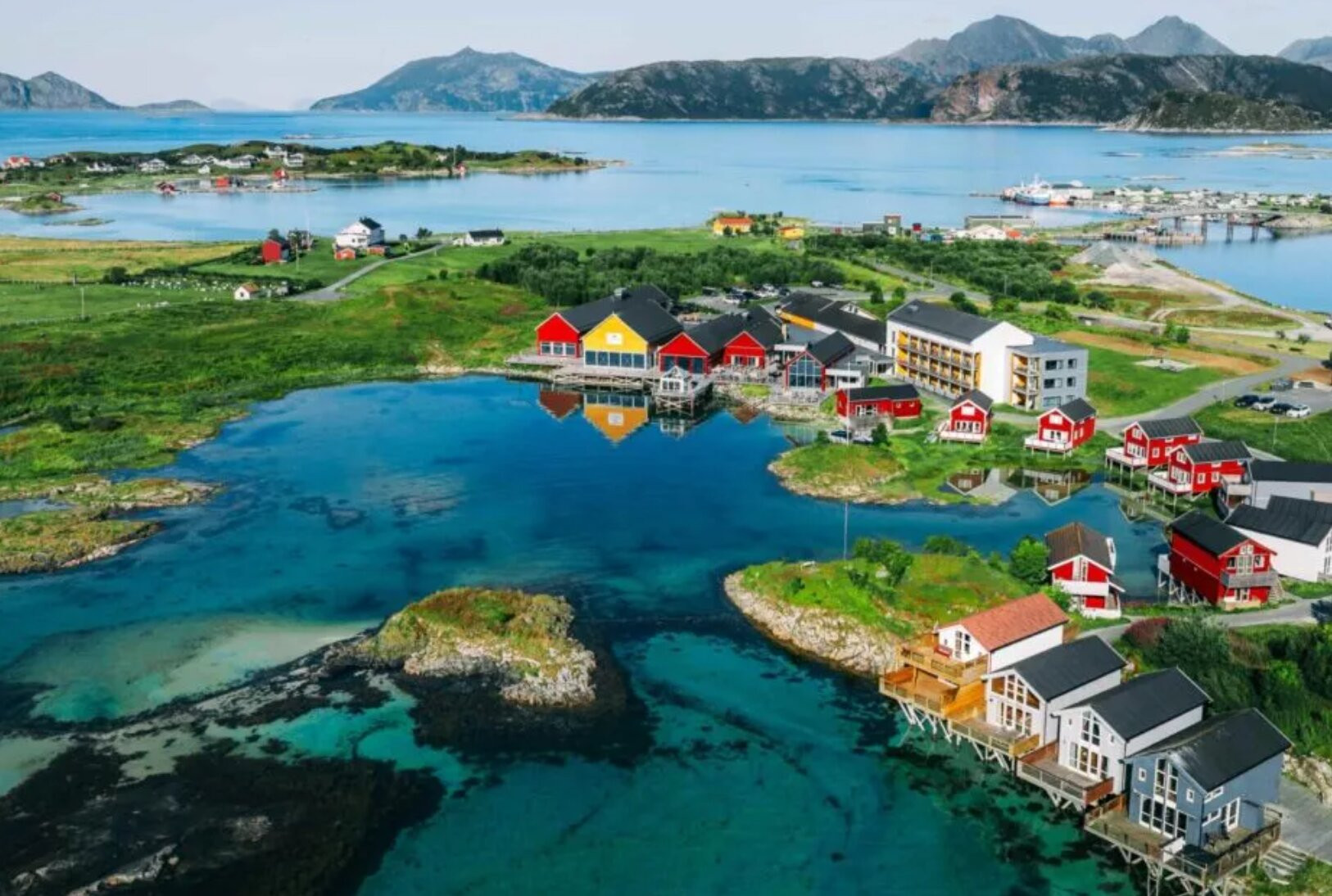 Ng&ocirc;i l&agrave;ng "kh&ocirc;ng thời gian": Mặt Trời qu&ecirc;n lặn suốt 69 ng&agrave;y, người d&acirc;n sống "kh&ocirc;ng giờ giấc" - Ảnh 1.