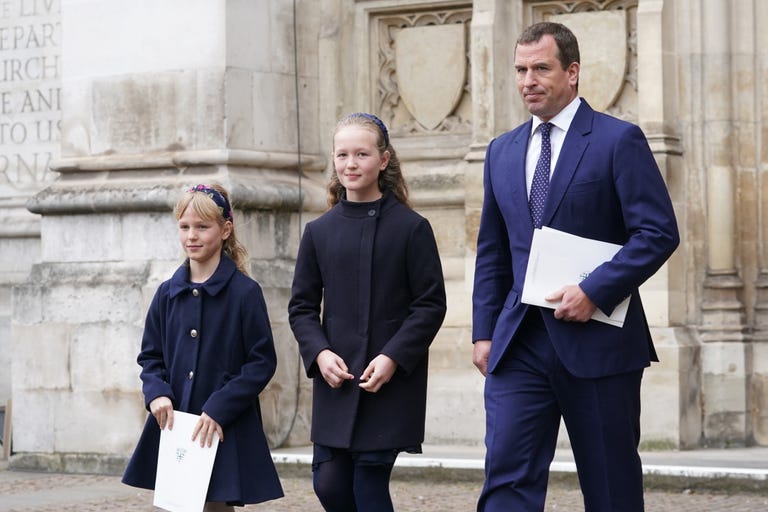 Savannah Phillips l&agrave; ai m&agrave; d&aacute;m "bịt miệng" Ho&agrave;ng tử George tr&ecirc;n ban c&ocirc;ng Điện Buckingham? - Ảnh 15.