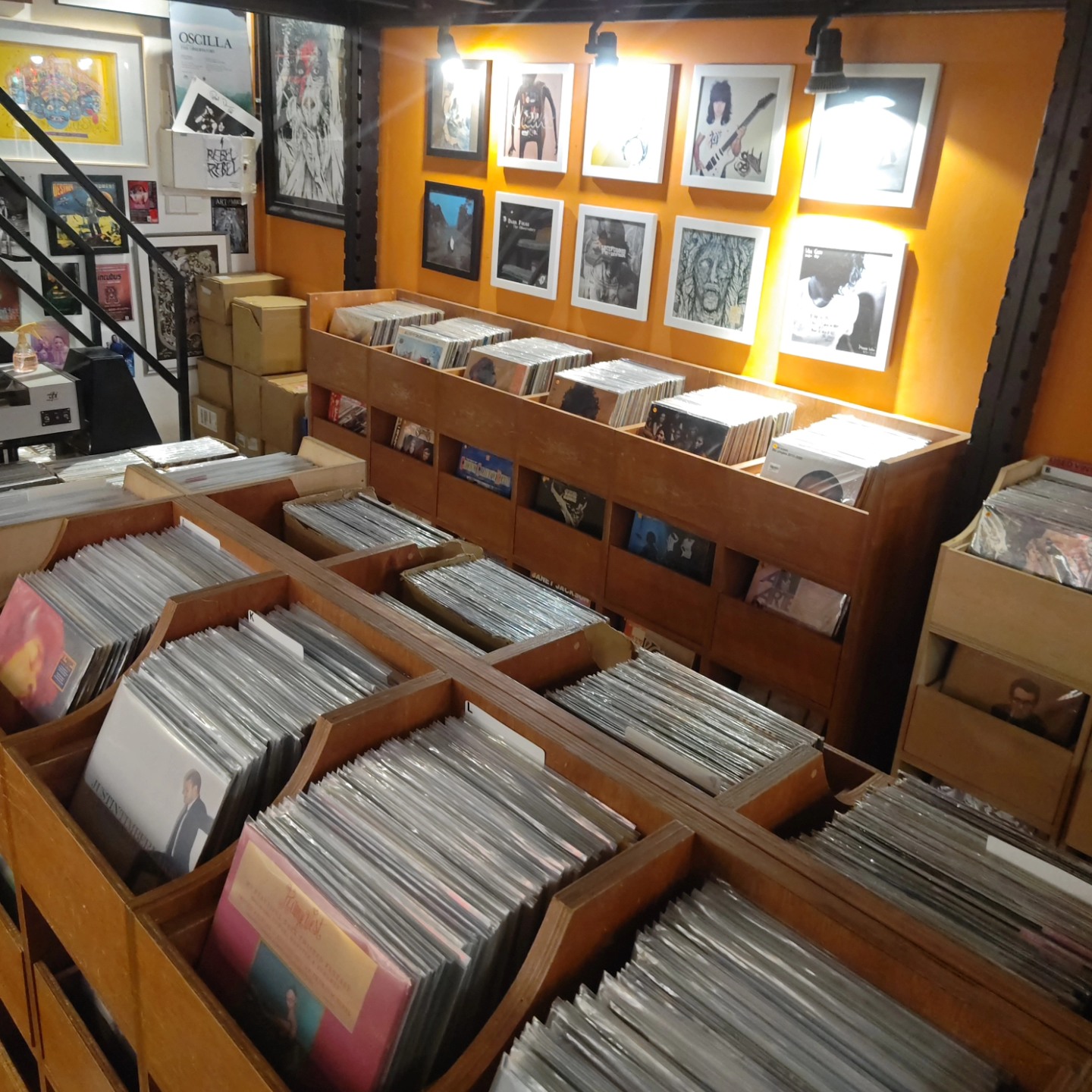 Săn &ldquo;kho b&aacute;u&rdquo; giữa l&ograve;ng Singapore: Từ đĩa than vinyl, đồ vintage đến những vật phẩm sưu tầm c&oacute; 1-0-2 - Ảnh 3.