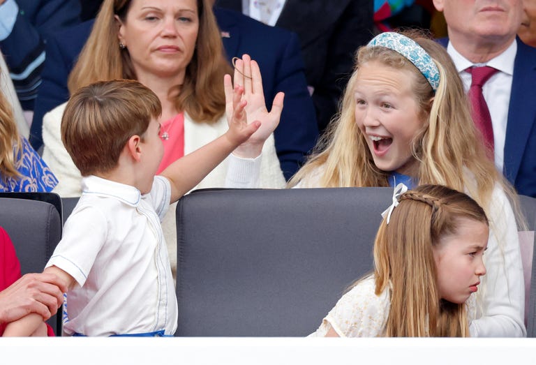 Savannah Phillips l&agrave; ai m&agrave; d&aacute;m "bịt miệng" Ho&agrave;ng tử George tr&ecirc;n ban c&ocirc;ng Điện Buckingham? - Ảnh 13.