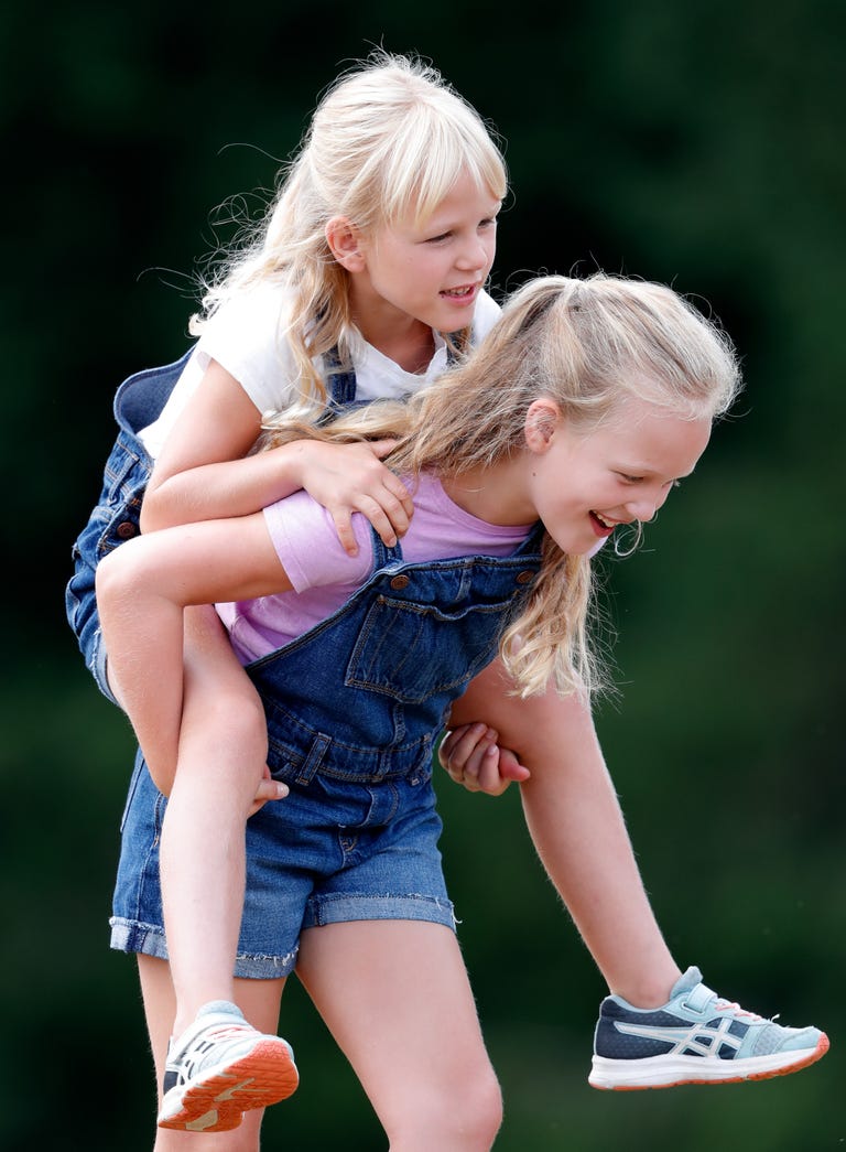 Savannah Phillips l&agrave; ai m&agrave; d&aacute;m "bịt miệng" Ho&agrave;ng tử George tr&ecirc;n ban c&ocirc;ng Điện Buckingham? - Ảnh 12.