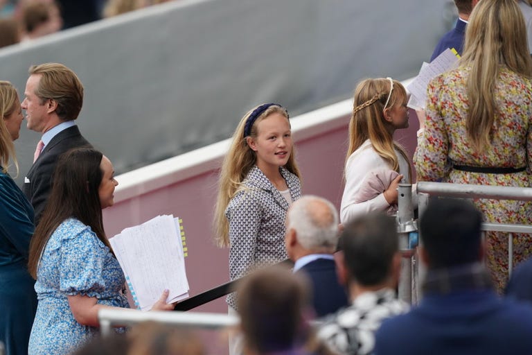 Savannah Phillips l&agrave; ai m&agrave; d&aacute;m "bịt miệng" Ho&agrave;ng tử George tr&ecirc;n ban c&ocirc;ng Điện Buckingham? - Ảnh 14.