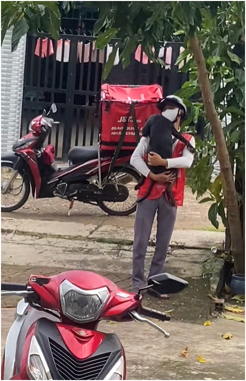 Shipper đến ph&ograve;ng trọ giao h&agrave;ng, chuyện g&igrave; xảy ra khiến chủ tr&iacute;ch xuất camera đăng l&ecirc;n mạng? - Ảnh 4.