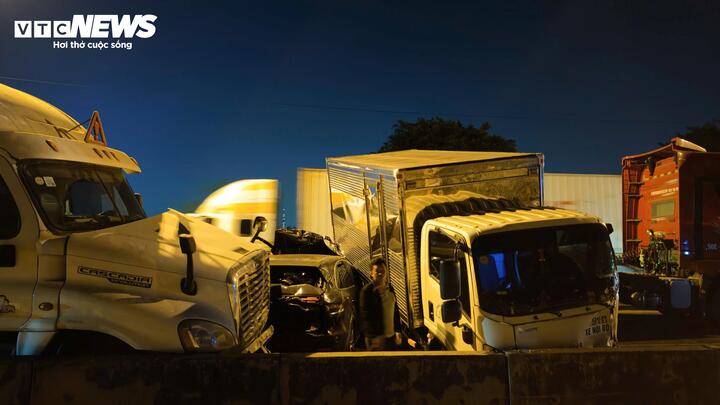 TP.HCM: Xe Porsche c&ugrave;ng 5 xe tải t&ocirc;ng li&ecirc;n ho&agrave;n, cầu Ph&uacute; Mỹ &ugrave;n tắc nhiều giờ- Ảnh 3.