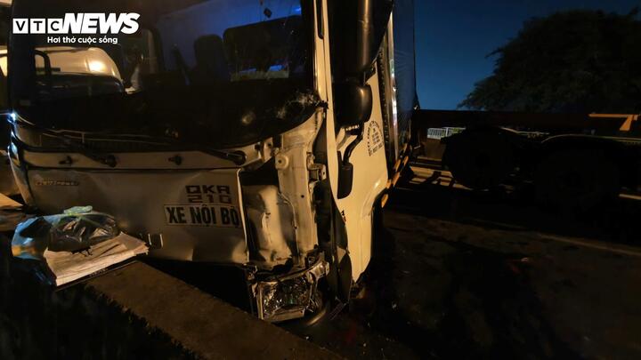 TP.HCM: Xe Porsche c&ugrave;ng 5 xe tải t&ocirc;ng li&ecirc;n ho&agrave;n, cầu Ph&uacute; Mỹ &ugrave;n tắc nhiều giờ- Ảnh 2.