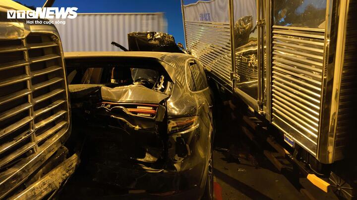 TP.HCM: Xe Porsche c&ugrave;ng 5 xe tải t&ocirc;ng li&ecirc;n ho&agrave;n, cầu Ph&uacute; Mỹ &ugrave;n tắc nhiều giờ- Ảnh 1.