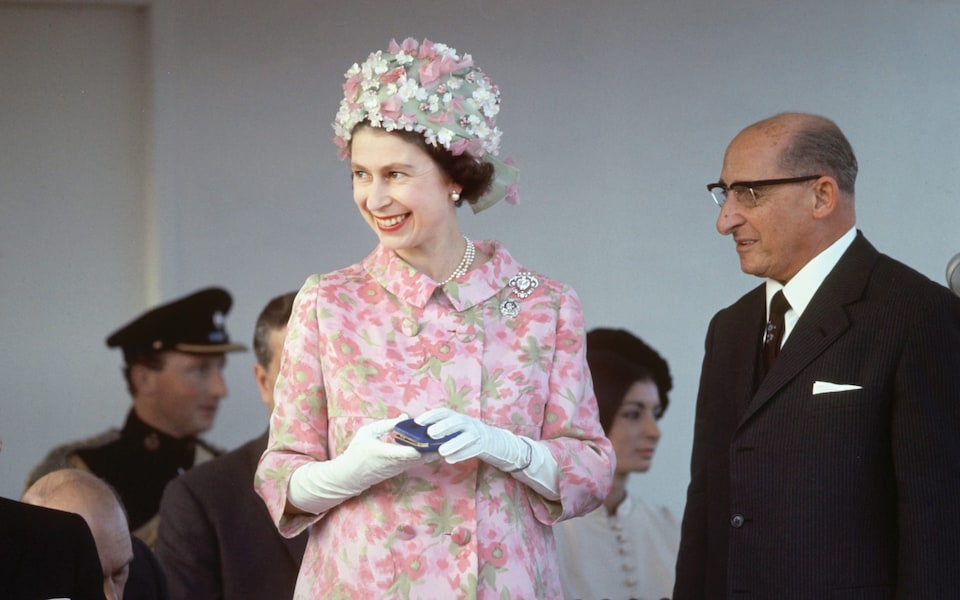 Sự thật ng&atilde; ngửa về tủ đồ của Nữ ho&agrave;ng Anh - Ảnh 2.