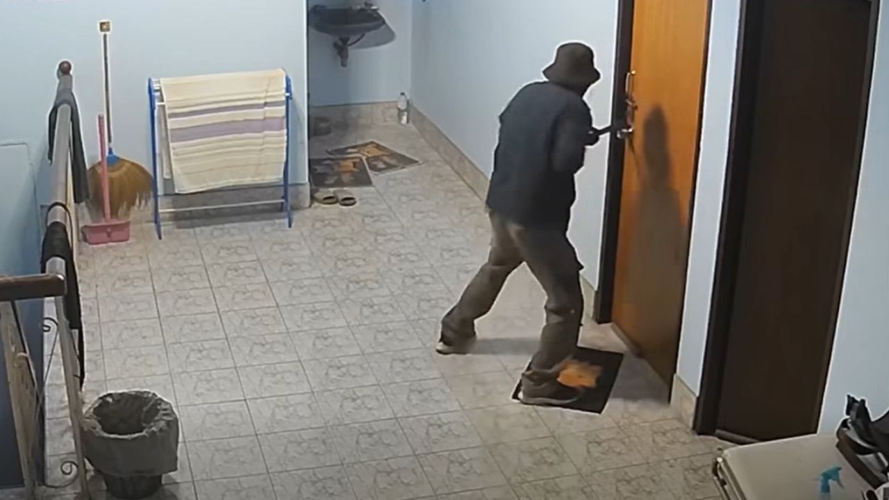 Gia đ&igrave;nh bị mất v&agrave;ng, xem camera m&agrave; kh&ocirc;ng thể tin nổi danh t&iacute;nh đồng phạm - Ảnh 1.