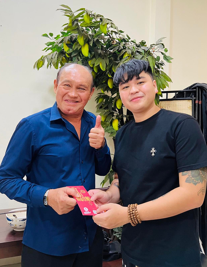 Nam ca sĩ lấy mẹ đơn th&acirc;n nhận m&igrave;nh v&agrave; cha ruột l&agrave; huyền thoại: "D&ugrave; gh&eacute;t cũng kh&ocirc;ng thể phủ nhận"- Ảnh 3.