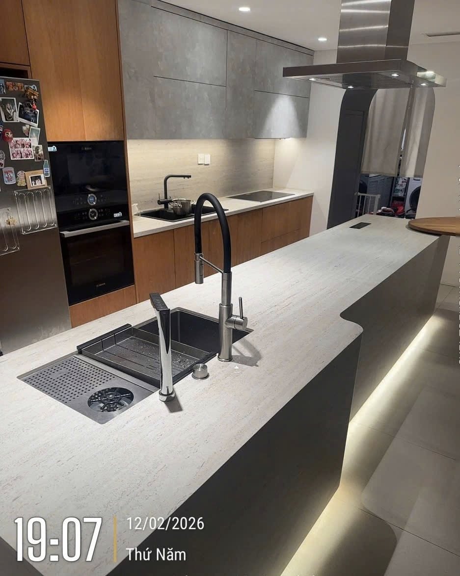 Hội chị em x&ocirc;n xao với căn bếp c&oacute; &ldquo;bếp nấu v&ocirc; h&igrave;nh&rdquo;: Nh&igrave;n như b&agrave;n ăn, đặt nồi ở đ&acirc;u nấu được ở đ&oacute;- Ảnh 1.