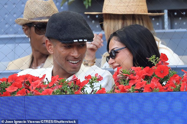 Paparazzi t&oacute;m d&iacute;nh ng&ocirc;i sao b&oacute;ng đ&aacute; hẹn h&ograve; chị đẹp ở s&acirc;n tennis - Ảnh 4.