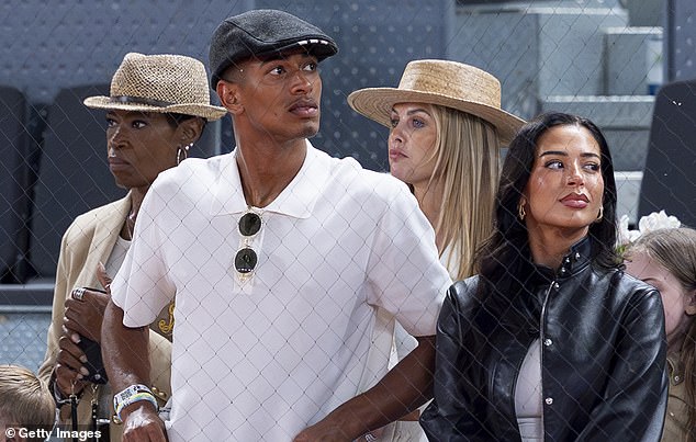 Paparazzi t&oacute;m d&iacute;nh ng&ocirc;i sao b&oacute;ng đ&aacute; hẹn h&ograve; chị đẹp ở s&acirc;n tennis - Ảnh 1.