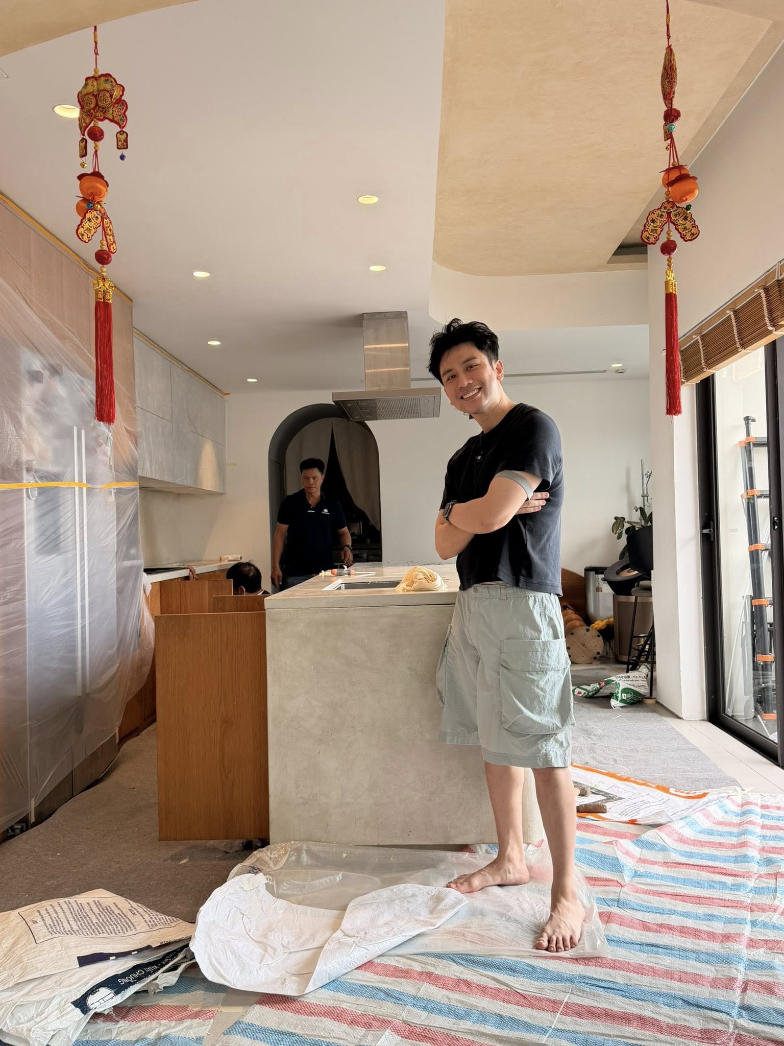 Hội chị em x&ocirc;n xao với căn bếp c&oacute; &ldquo;bếp nấu v&ocirc; h&igrave;nh&rdquo;: Nh&igrave;n như b&agrave;n ăn, đặt nồi ở đ&acirc;u nấu được ở đ&oacute;- Ảnh 2.