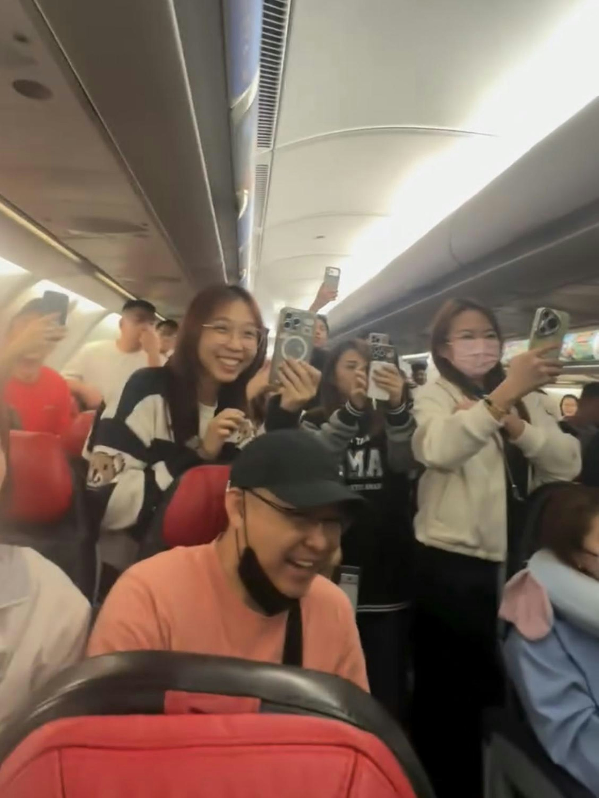 Nữ h&agrave;nh kh&aacute;ch qu&aacute;t th&aacute;o tiếp vi&ecirc;n v&igrave; kh&ocirc;ng biết tiếng Trung, chuyến bay trễ gần 2 tiếng: Biểu cảm của những người xung quanh mới đ&aacute;ng ch&uacute; &yacute;- Ảnh 2.