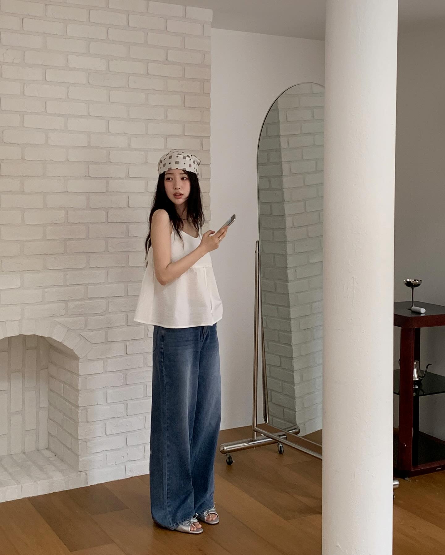 Quần jeans ống rộng ph&ugrave; hợp với m&ugrave;a h&egrave; nhất v&agrave; 4 c&aacute;ch mặc đẹp "bất bại"- Ảnh 3.