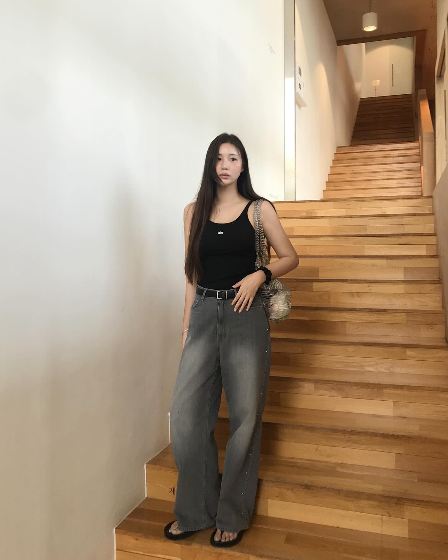 Quần jeans ống rộng ph&ugrave; hợp với m&ugrave;a h&egrave; nhất v&agrave; 4 c&aacute;ch mặc đẹp "bất bại"- Ảnh 4.