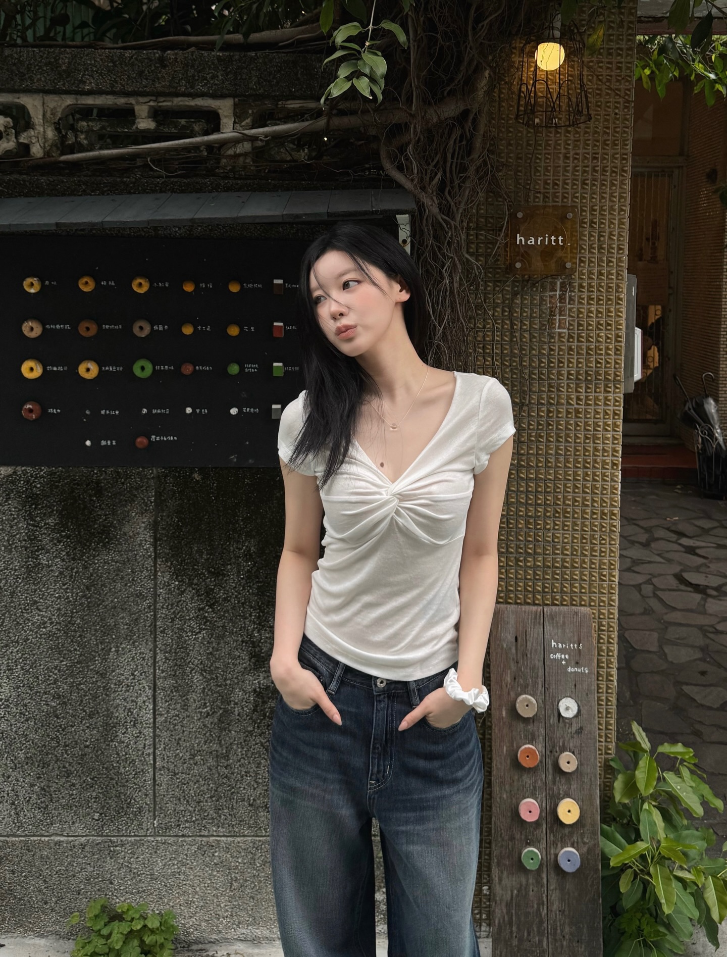 Quần jeans ống rộng ph&ugrave; hợp với m&ugrave;a h&egrave; nhất v&agrave; 4 c&aacute;ch mặc đẹp "bất bại"- Ảnh 10.