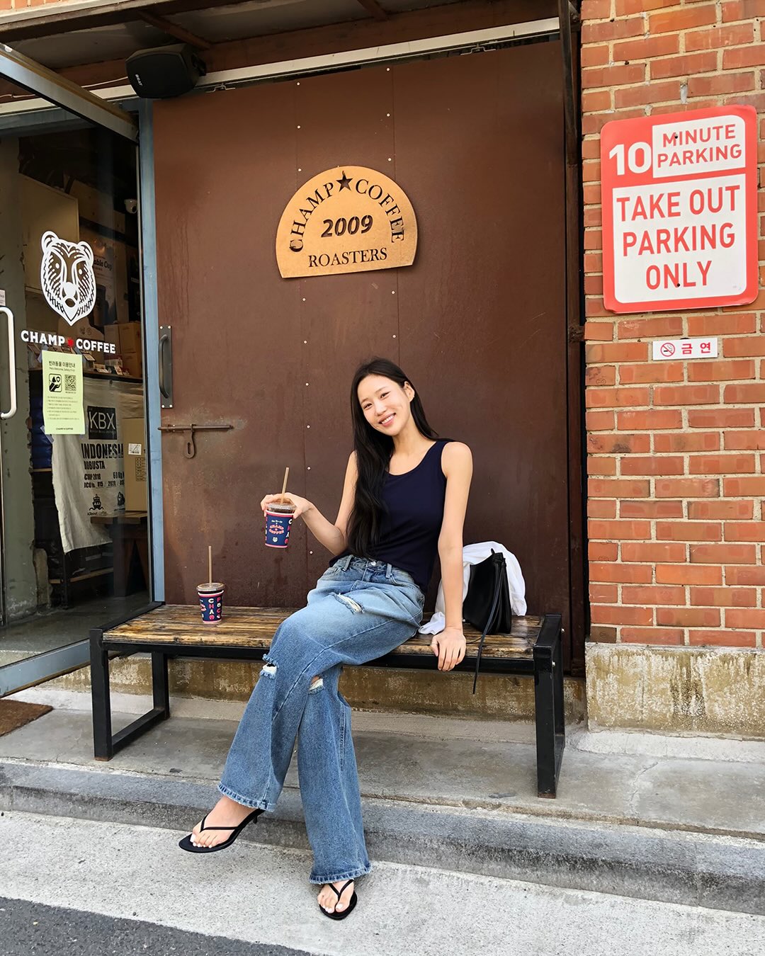 Quần jeans ống rộng ph&ugrave; hợp với m&ugrave;a h&egrave; nhất v&agrave; 4 c&aacute;ch mặc đẹp "bất bại"- Ảnh 6.