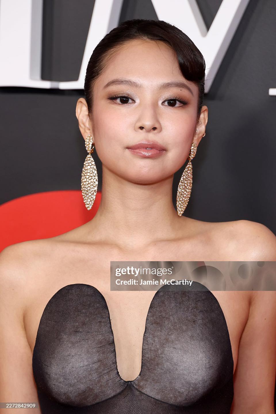 Ai đ&atilde; "d&igrave;m h&agrave;ng" Jennie (BLACKPINK) vậy: Mặc xấu kh&oacute; cứu tại sự kiện, c&ograve;n bị vợ Justin Bieber v&agrave; mỹ nh&acirc;n "50 Sắc Th&aacute;i" &aacute;t v&iacute;a - Ảnh 3.