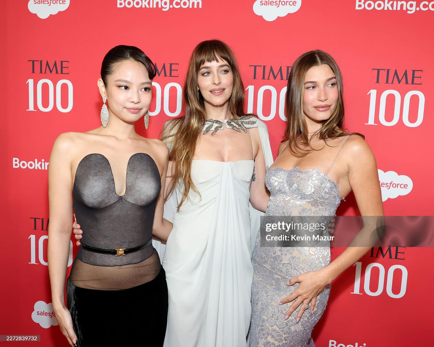 Ai đ&atilde; "d&igrave;m h&agrave;ng" Jennie (BLACKPINK) vậy: Mặc xấu kh&oacute; cứu tại sự kiện, c&ograve;n bị vợ Justin Bieber v&agrave; mỹ nh&acirc;n "50 Sắc Th&aacute;i" &aacute;t v&iacute;a - Ảnh 6.