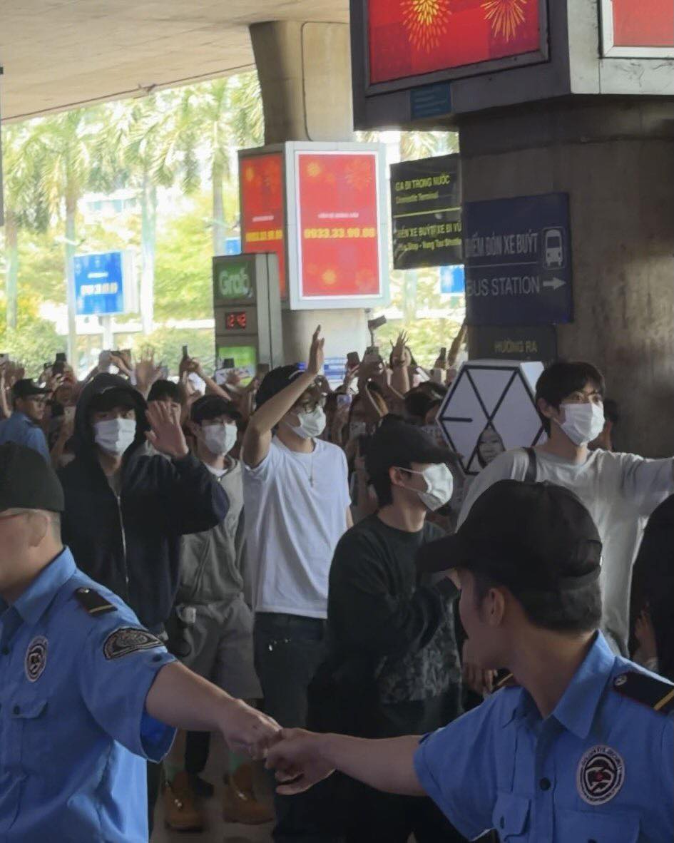 EXO lần đầu đổ bộ Việt Nam l&agrave;m concert: Mải m&ecirc; "say hi" khiến fan m&ecirc; qu&ecirc;n lối về!- Ảnh 9.