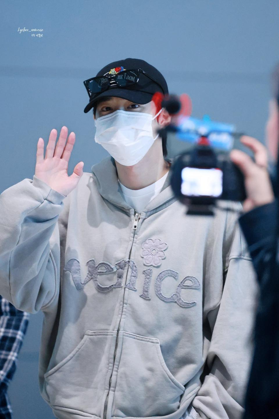 EXO lần đầu đổ bộ Việt Nam l&agrave;m concert: Mải m&ecirc; "say hi" khiến fan m&ecirc; qu&ecirc;n lối về!- Ảnh 7.