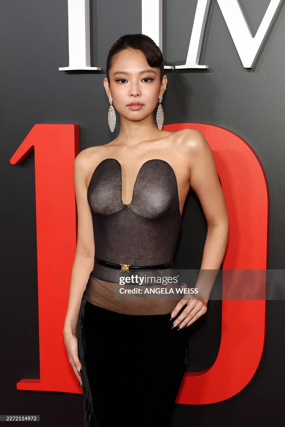 Ai đ&atilde; "d&igrave;m h&agrave;ng" Jennie (BLACKPINK) vậy: Mặc xấu kh&oacute; cứu tại sự kiện, c&ograve;n bị vợ Justin Bieber v&agrave; mỹ nh&acirc;n "50 Sắc Th&aacute;i" &aacute;t v&iacute;a - Ảnh 4.