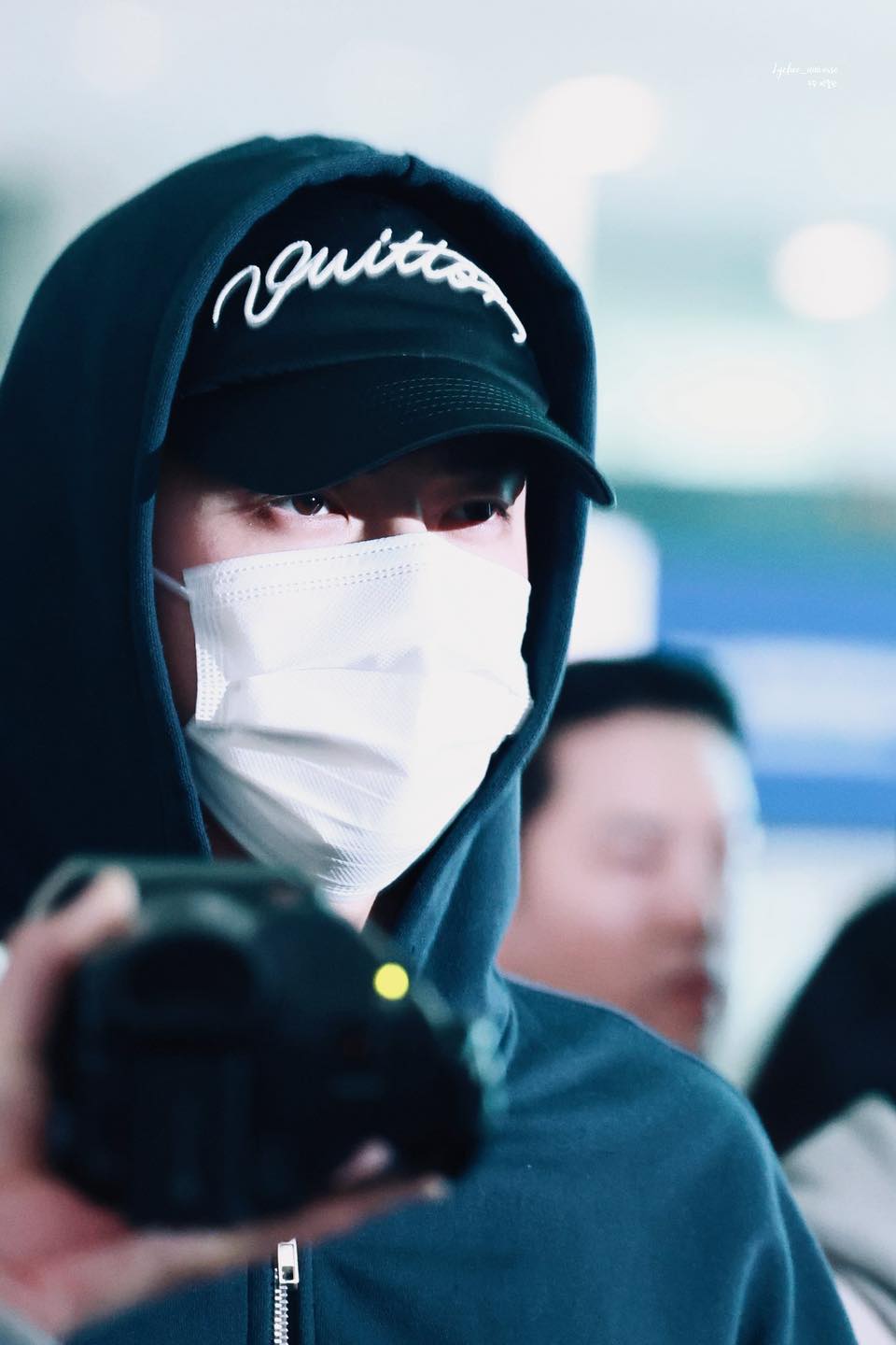 EXO lần đầu đổ bộ Việt Nam l&agrave;m concert: Mải m&ecirc; "say hi" khiến fan m&ecirc; qu&ecirc;n lối về!- Ảnh 4.