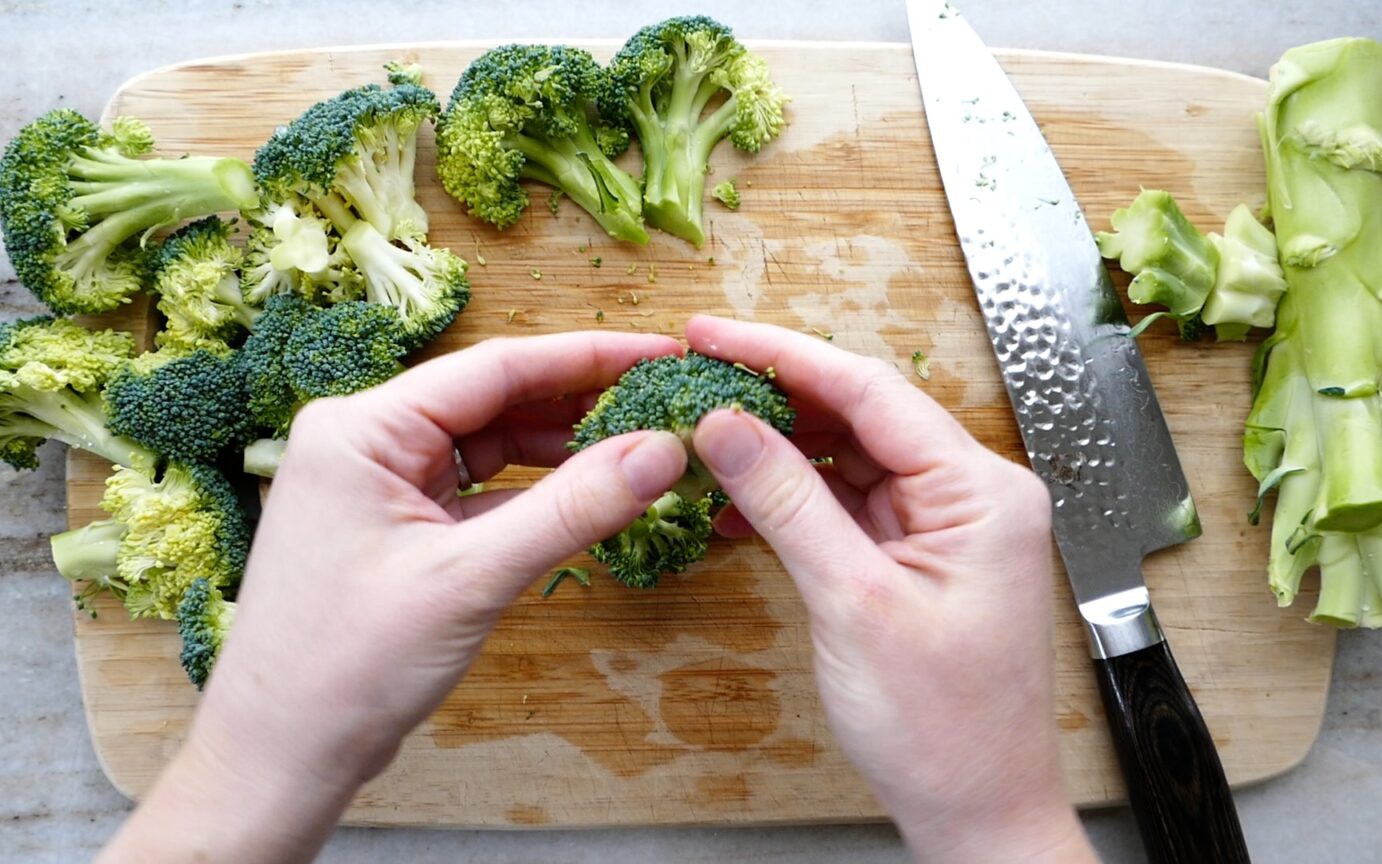 Ng&acirc;m b&ocirc;ng cải xanh 3 lần nước muối vẫn đầy "s&acirc;u đen" li ti, người phụ nữ cầu cứu cộng đồng mạng, kết quả l&agrave;&hellip; - Ảnh 2.