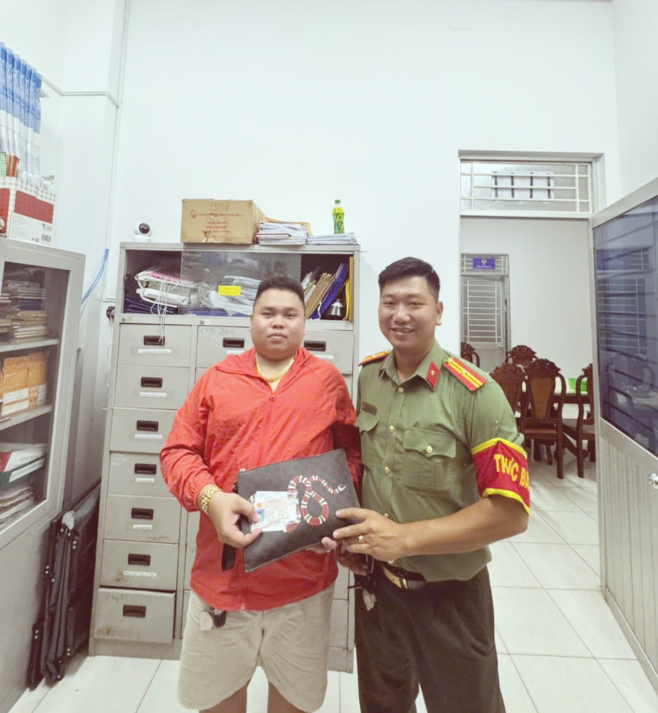 Học sinh lớp 8 nhặt được t&uacute;i chứa h&agrave;ng trăm tờ tiền, tổng cộng 215,6 triệu đồng: C&ocirc;ng an sử dụng biện ph&aacute;p nghiệp vụ v&agrave;o cuộc- Ảnh 1.