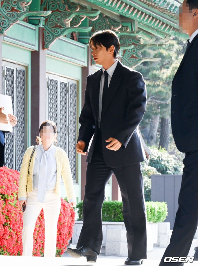 Đ&aacute;m cưới hot nhất showbiz h&ocirc;m nay: 2PM t&aacute;i hợp, c&ocirc; d&acirc;u ch&uacute; rể lộ diện theo c&aacute;ch kh&ocirc;ng ai ngờ- Ảnh 12.