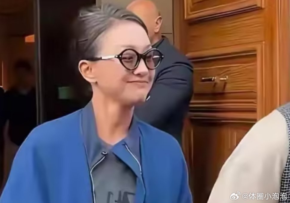 Ch&acirc;u Tấn bị ch&ecirc; như b&agrave; l&atilde;o 80 tuổi- Ảnh 1.