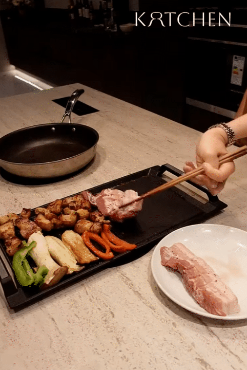 Hội chị em x&ocirc;n xao với căn bếp c&oacute; &ldquo;bếp nấu v&ocirc; h&igrave;nh&rdquo;: Nh&igrave;n như b&agrave;n ăn, đặt nồi ở đ&acirc;u nấu được ở đ&oacute;- Ảnh 11.