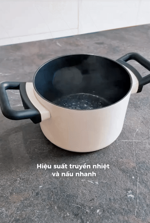 Hội chị em x&ocirc;n xao với căn bếp c&oacute; &ldquo;bếp nấu v&ocirc; h&igrave;nh&rdquo;: Nh&igrave;n như b&agrave;n ăn, đặt nồi ở đ&acirc;u nấu được ở đ&oacute;- Ảnh 16.