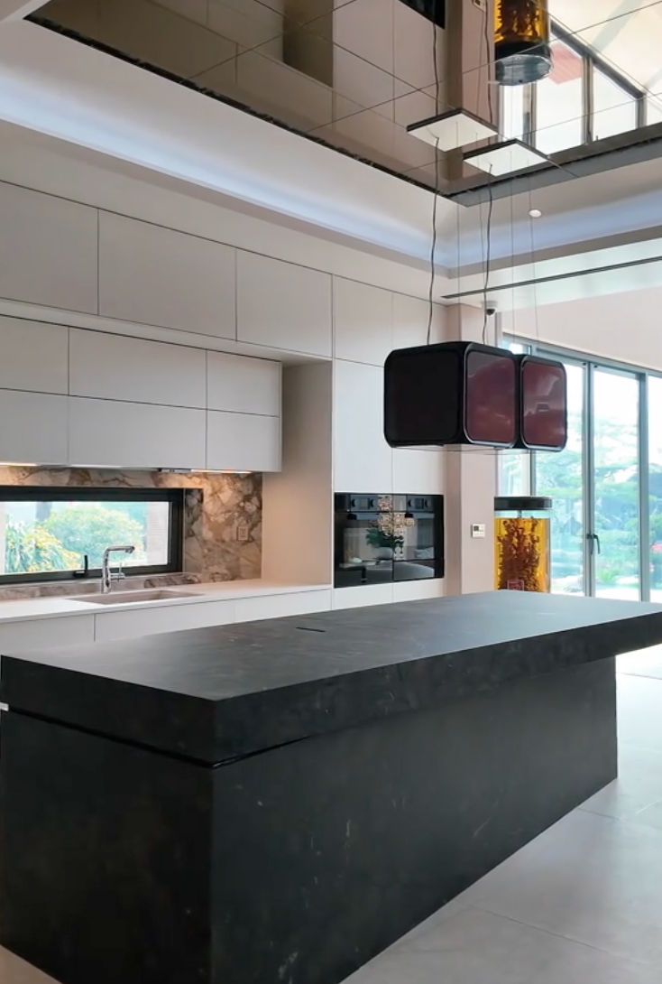 Hội chị em x&ocirc;n xao với căn bếp c&oacute; &ldquo;bếp nấu v&ocirc; h&igrave;nh&rdquo;: Nh&igrave;n như b&agrave;n ăn, đặt nồi ở đ&acirc;u nấu được ở đ&oacute;- Ảnh 17.