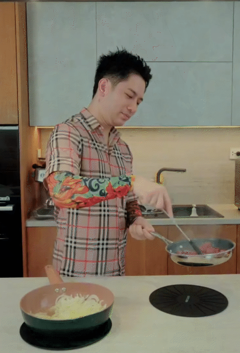 Hội chị em x&ocirc;n xao với căn bếp c&oacute; &ldquo;bếp nấu v&ocirc; h&igrave;nh&rdquo;: Nh&igrave;n như b&agrave;n ăn, đặt nồi ở đ&acirc;u nấu được ở đ&oacute;- Ảnh 6.