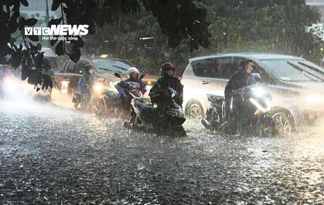 Dự b&aacute;o thời tiết ng&agrave;y 24/4: H&agrave; Nội mưa r&agrave;o v&agrave; d&ocirc;ng, trời m&aacute;t mẻ- Ảnh 1.