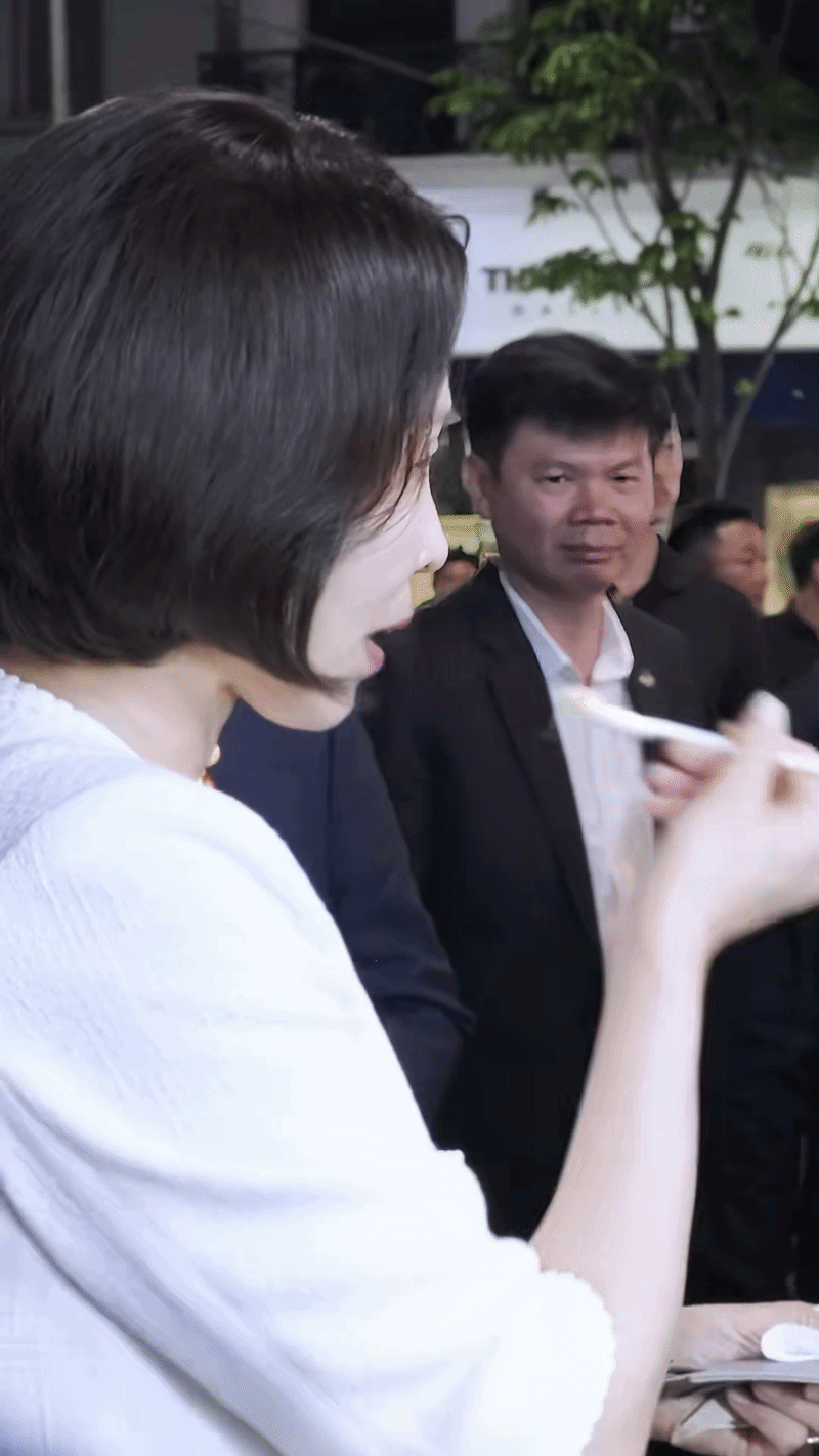 Phản ứng của Tổng thống H&agrave;n Quốc v&agrave; Phu nh&acirc;n khi ăn 1 loại quả tr&ecirc;n đường phố Việt Nam - Ảnh 3.