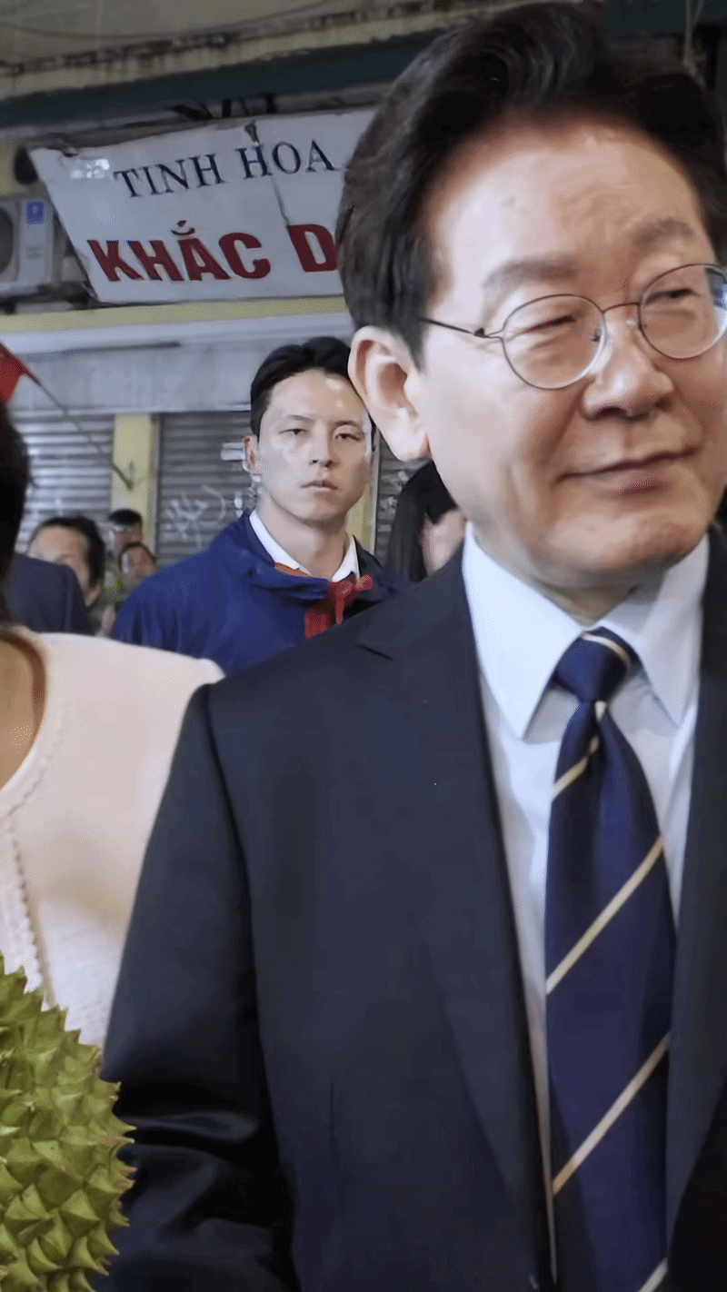 Phản ứng của Tổng thống H&agrave;n Quốc v&agrave; Phu nh&acirc;n khi ăn 1 loại quả tr&ecirc;n đường phố Việt Nam - Ảnh 1.