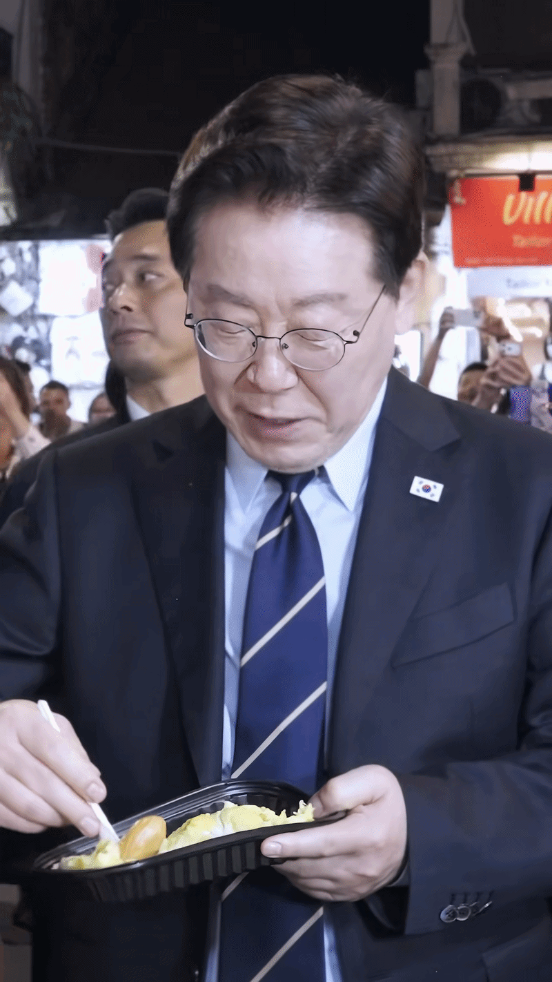 Phản ứng của Tổng thống H&agrave;n Quốc v&agrave; Phu nh&acirc;n khi ăn 1 loại quả tr&ecirc;n đường phố Việt Nam - Ảnh 4.