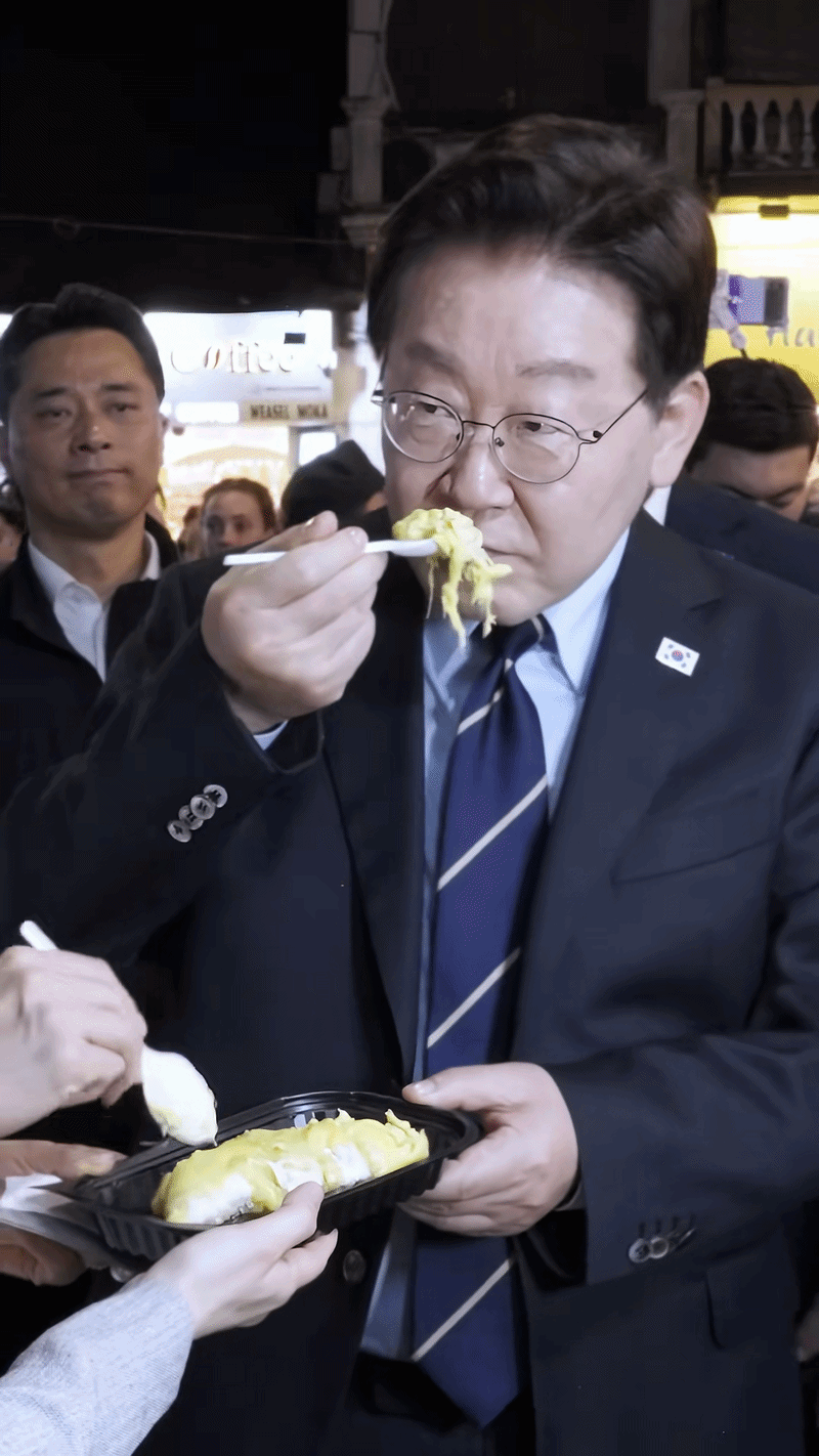 Phản ứng của Tổng thống H&agrave;n Quốc v&agrave; Phu nh&acirc;n khi ăn 1 loại quả tr&ecirc;n đường phố Việt Nam - Ảnh 2.